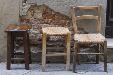 在街上的椅子圖片