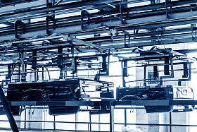 皮卡车的生产车间图片