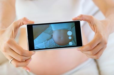 怀孕的女人的照片,她的肚子 怀孕的女人的照片,她的肚子