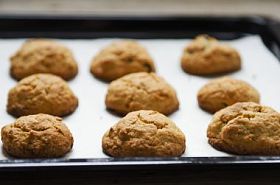 燕麦饼干烘烤纸上图片