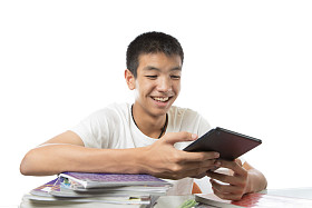 亚洲年轻人用他的平板电脑或 ipad 和快乐的去找东西