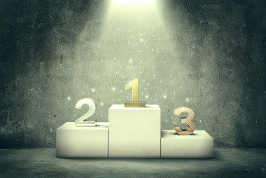 獲獎(jiǎng)?wù)哳I(lǐng)獎(jiǎng)臺(tái)