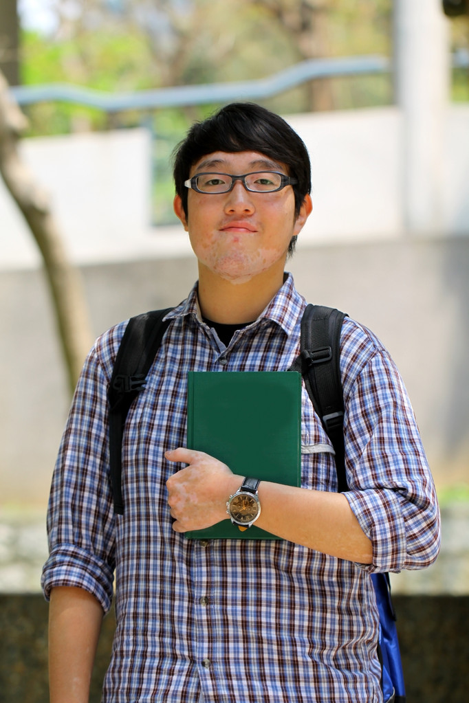 亚洲大学生男孩