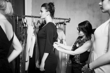 再加上大小時裝模特準(zhǔn)備由時尚設(shè)計師的跑道。黑白攝影