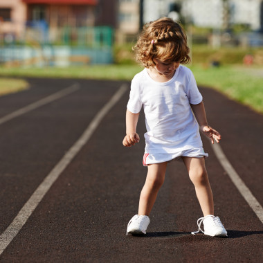 漂亮的小女孩，學(xué)會系鞋帶
