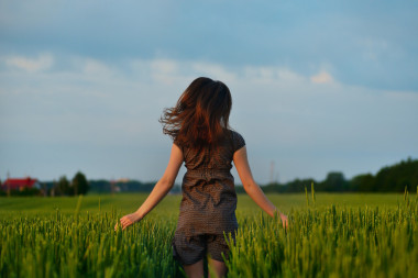 年輕的免費婦女在春天的草地上開花
