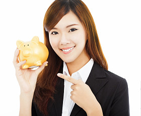 亚洲女商人持有黄金的存钱罐