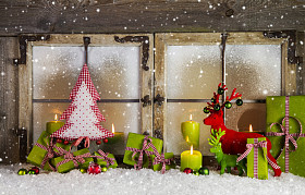 红色和绿色的圣诞背景或窗口装饰