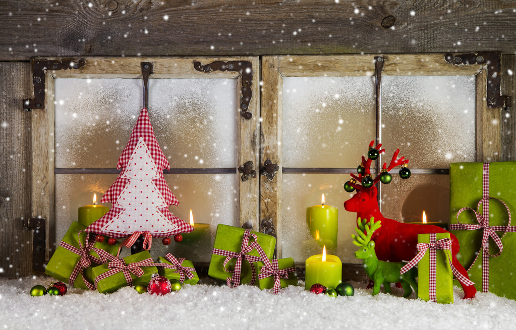 红色和绿色的圣诞背景或窗口装饰