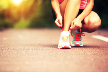 赛跑者绑鞋带照片