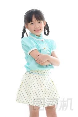 可愛(ài)的小亞洲女孩微笑在白色背景上