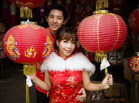 可爱的夫妻与中国西装红纸中国灯