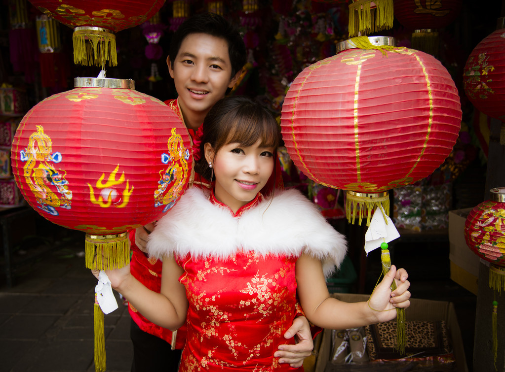 可爱的夫妻与中国西装红纸中国灯