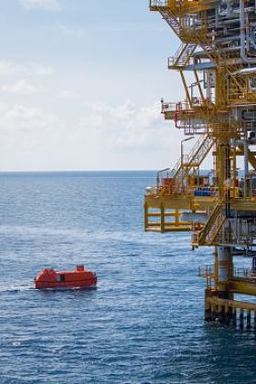 救生艇或救援船在海中的离岸，特派团安全