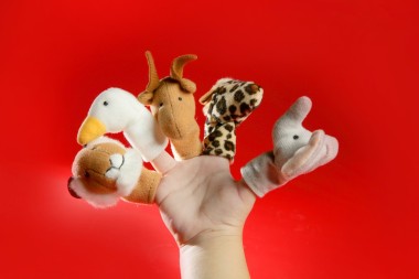 上蹣跚學(xué)步的手指木偶交出紅