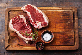 生鲜肉肋眼牛排和调味图片