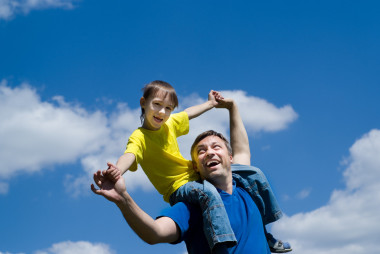 快樂的父親與他的兒子