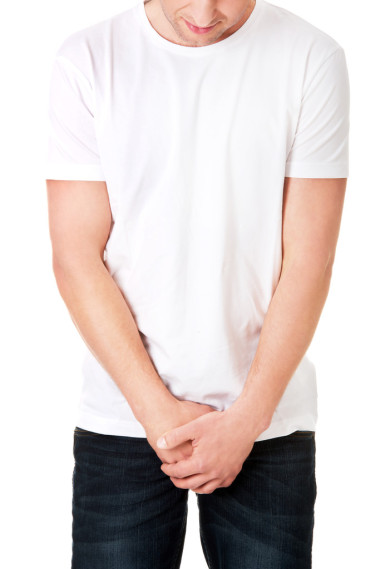 男子覆蓋他的褲襠呢