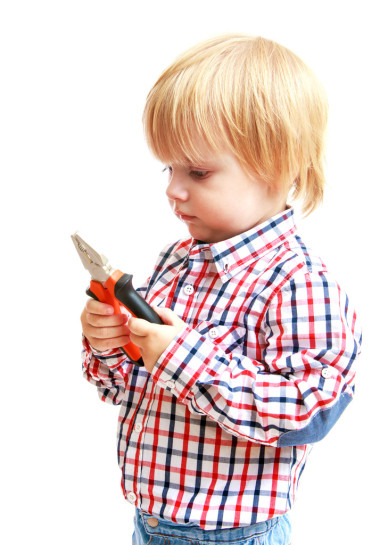 小男孩检查钳