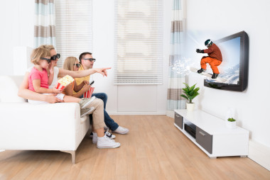 看 3d 电视的年轻家庭