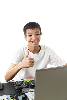 亚洲青少年使用电脑用拇指 (像手势)