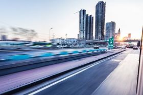 汽车行驶在高速公路上看日落，动议模糊