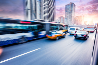 汽車行駛在高速公路上看日落，動議模糊