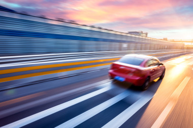 汽車行駛在高速公路上看日落，動議模糊 
