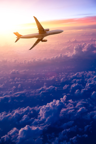 日出時(shí)天空中的飛機(jī)圖片