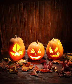 杰克 o 灯笼万圣节南瓜脸上木制的背景