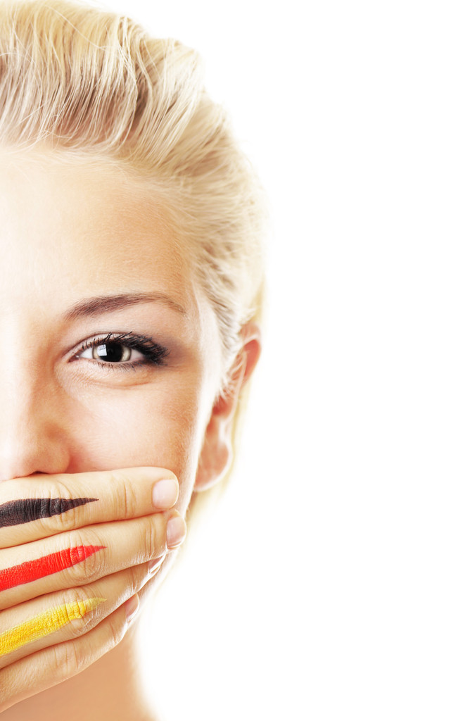 漂亮足球风扇打手势的肖像 漂亮足球风扇打手势的肖像