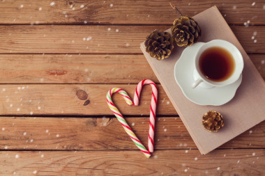 茶杯上糖果的書照片