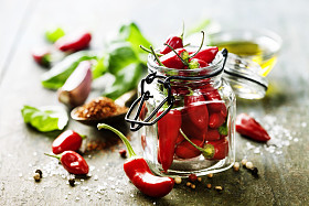 红辣椒与药草和香料图片