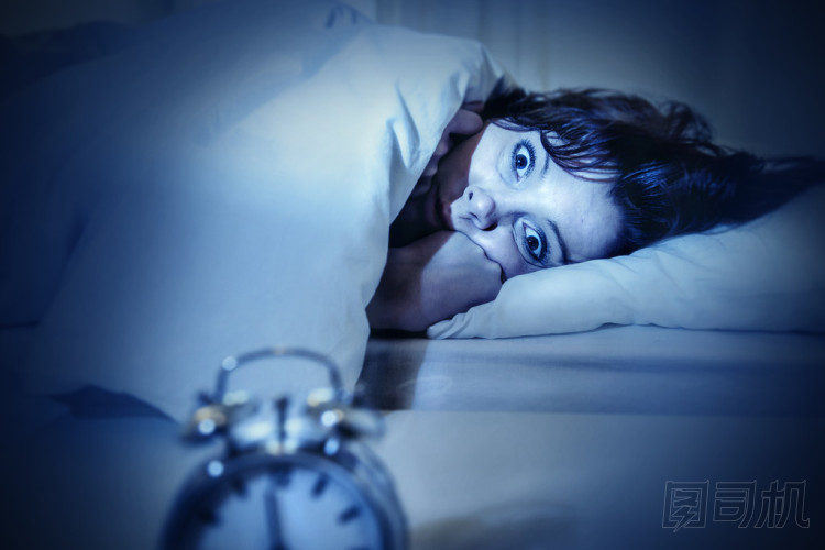 女人在床上用眼睛打開(kāi)痛苦失眠和睡眠障礙