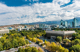 阿拉木图市的全景视图照片