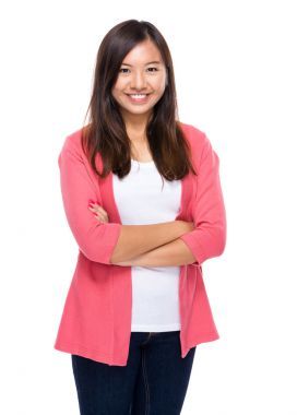 抱着双臂的女性