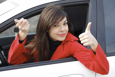車鑰匙美麗年輕的幸福女人