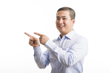 站上孤立的白的年輕商業(yè)人圖片