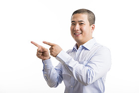 站上孤立的白的年轻商业人图片