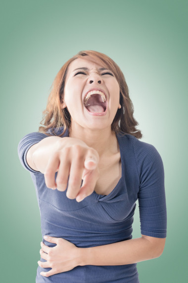 指向和嘲笑你的女人照片