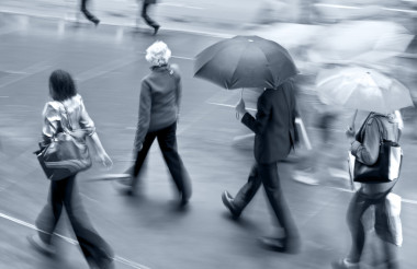 在對(duì)運(yùn)動(dòng)模糊市下雨天