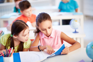 在課上的可愛女孩圖片