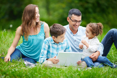 在公園里的家庭圖片