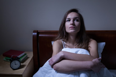 沉思的女人 stying 不眠的夜