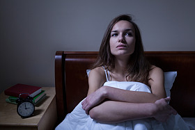 沉思的女人 stying 不眠的夜