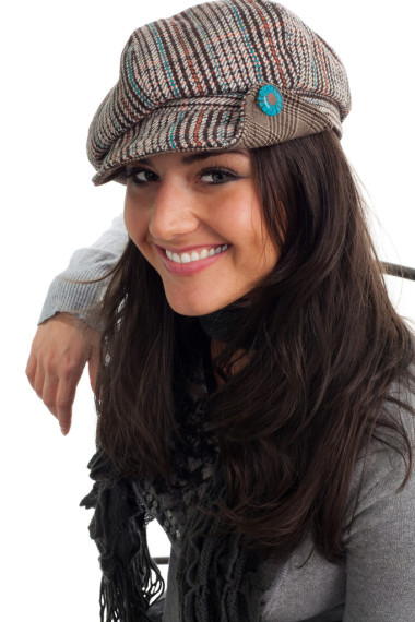 在章中的年輕女子微笑著轉(zhuǎn)回