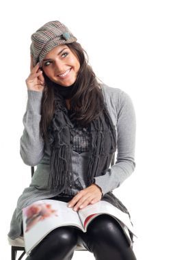 積極快樂的年輕女人，與雜志圖片