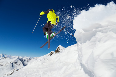 高山滑雪運動員的滑雪滑雪圖片