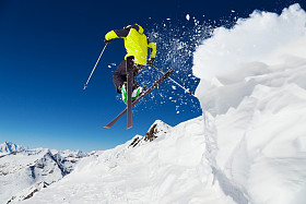 高山滑雪运动员的滑雪滑雪图片
