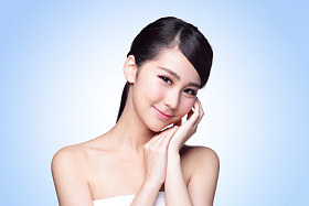 美丽的皮肤护理女人微笑照片